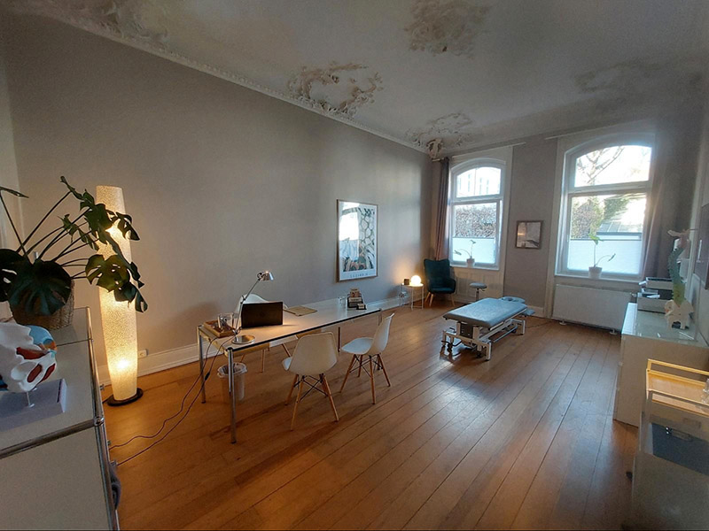 Heilpraktikerin Hamburg Rotherbaum - Blick in den Behandlungsraum mit Schreibtisch und Liege Praxis Alsterchausse