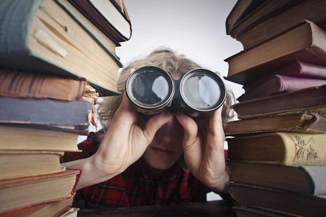 pexels-olly-3769697 Bücher und Fernglas als Symbol für Wissenschaftliche Einordnung