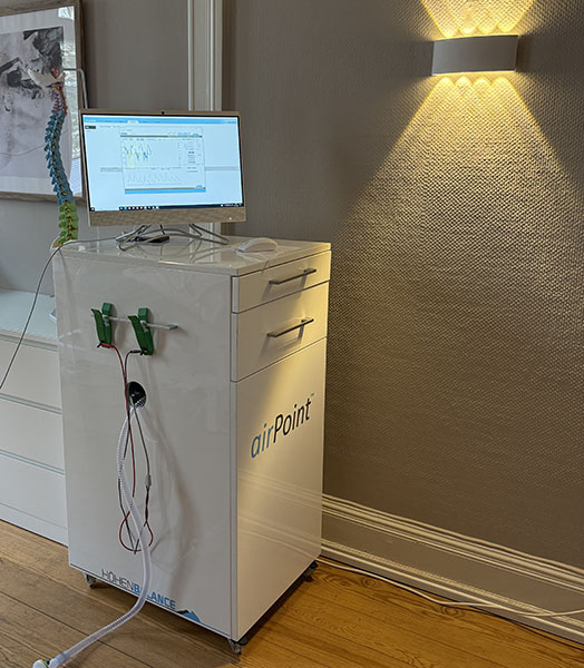 IHT IHHT Sauerstoff Höhentraining Gerät in weiß mit Bildschirm in schöner Altbaupraxis