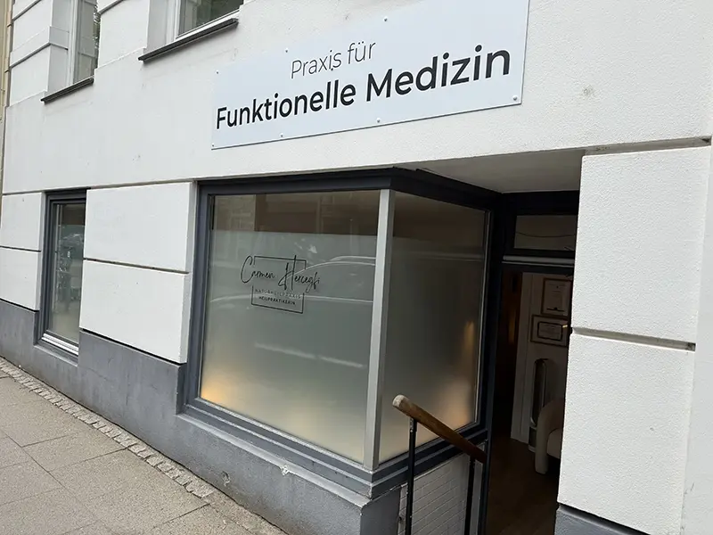 Praxis von außen - Schild Praxis für Funktionelle Medizin