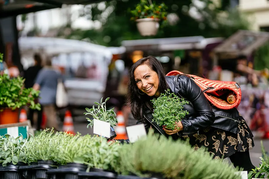 Carmen Hercegfi lachend im Sommerkleid in der Hafencity