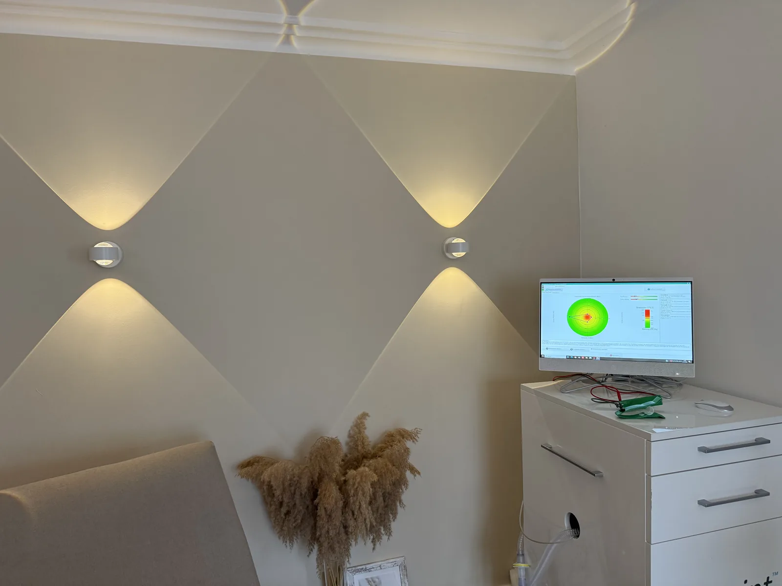 Ruheraum der Praxis mit Monitor für die HRV-Auswertung und dem HRV-Scanner